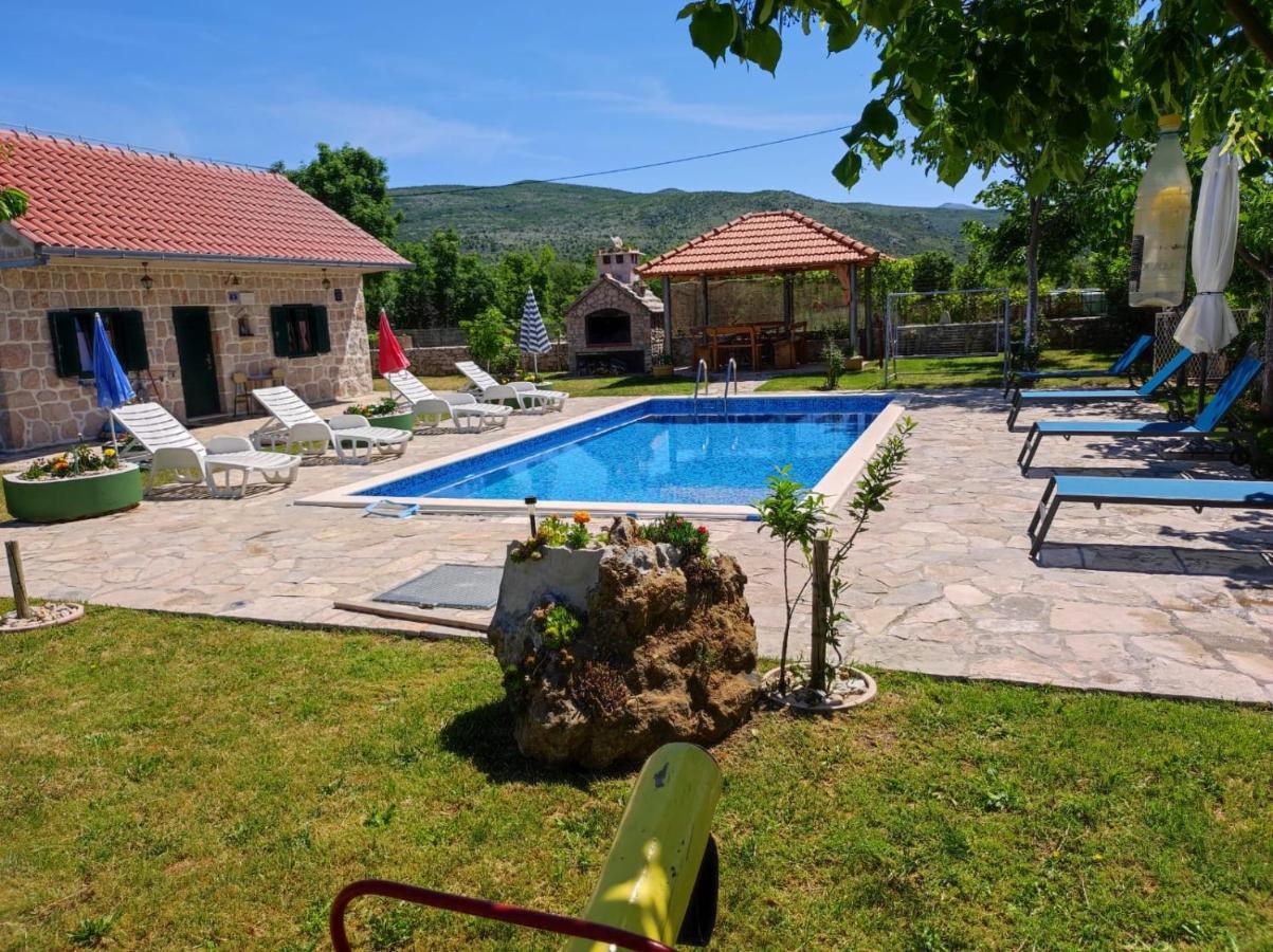 Вилла Nikini Dvori Gradac  Экстерьер фото
