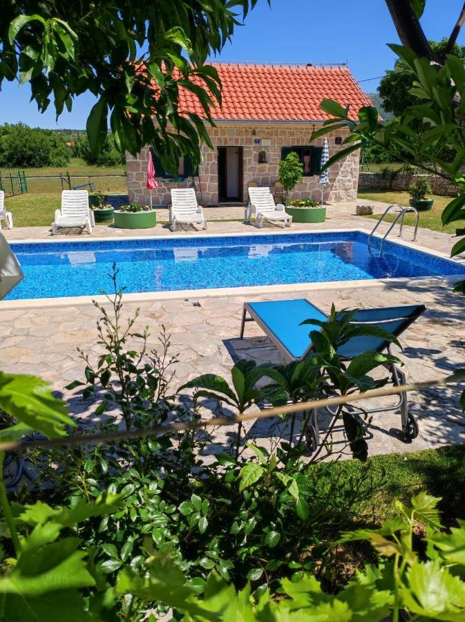 Вилла Nikini Dvori Gradac  Экстерьер фото