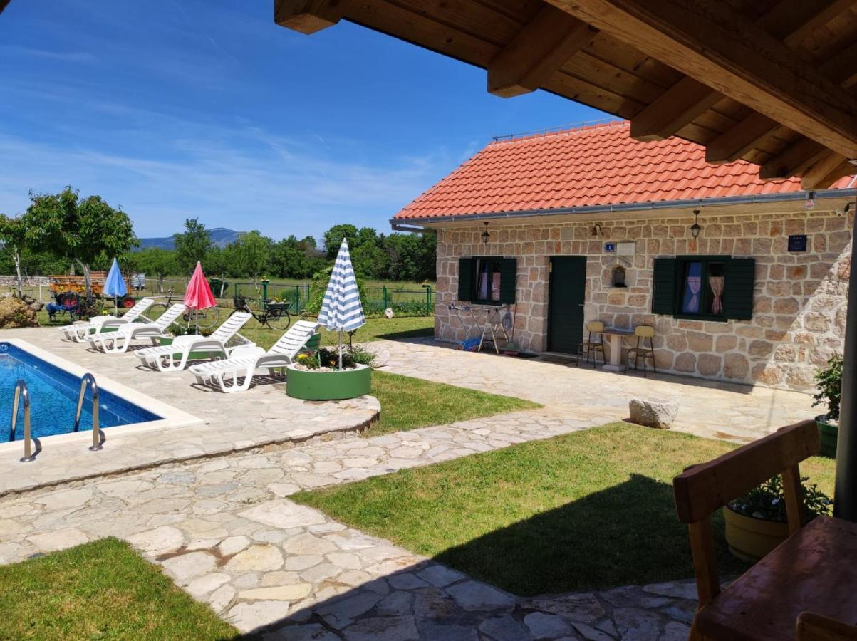 Вилла Nikini Dvori Gradac  Экстерьер фото