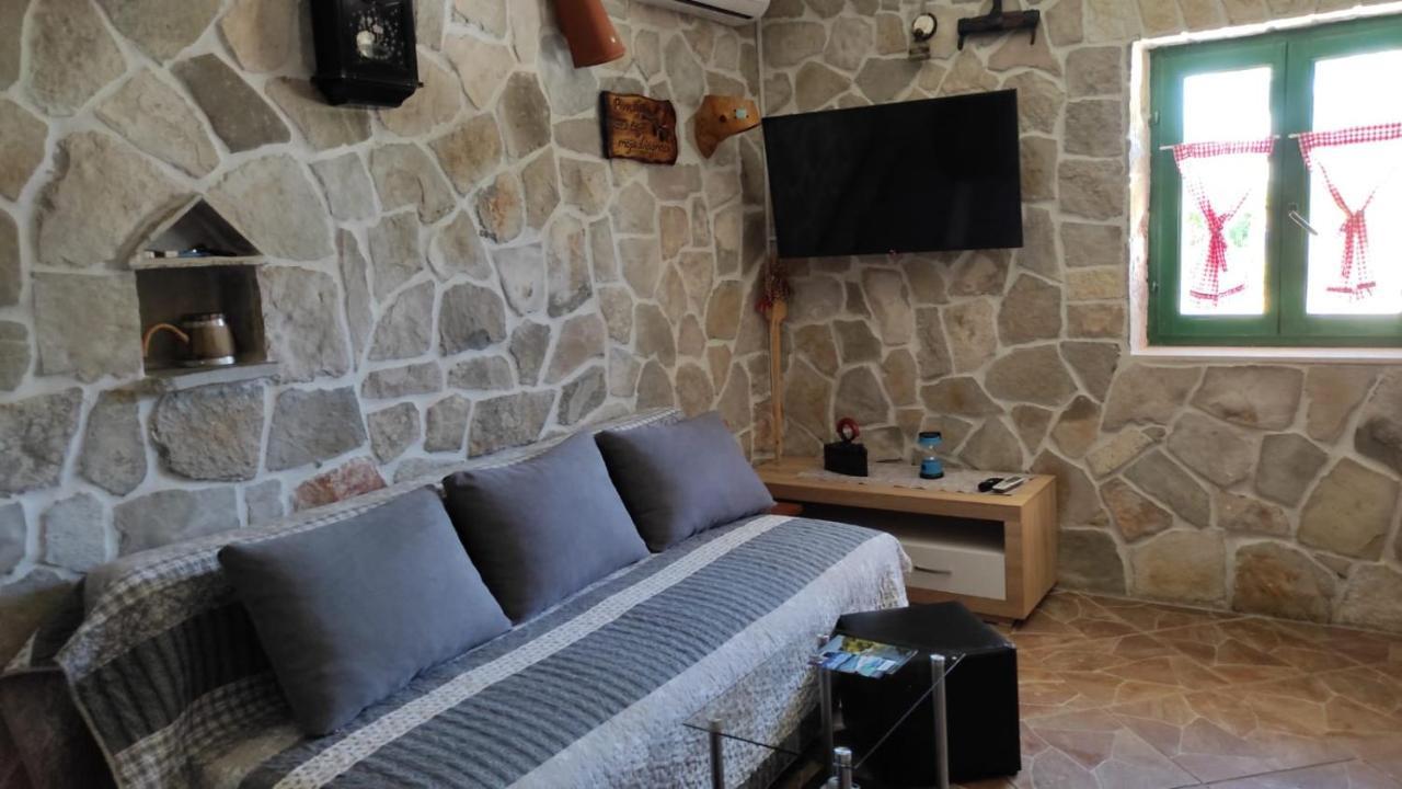 Вилла Nikini Dvori Gradac  Экстерьер фото