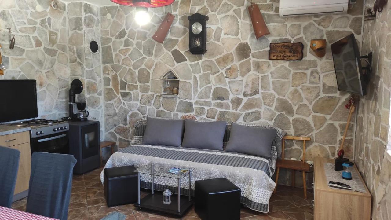 Вилла Nikini Dvori Gradac  Экстерьер фото